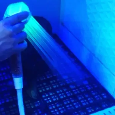 Banho com chuveiro de luz azul de cromoterapia